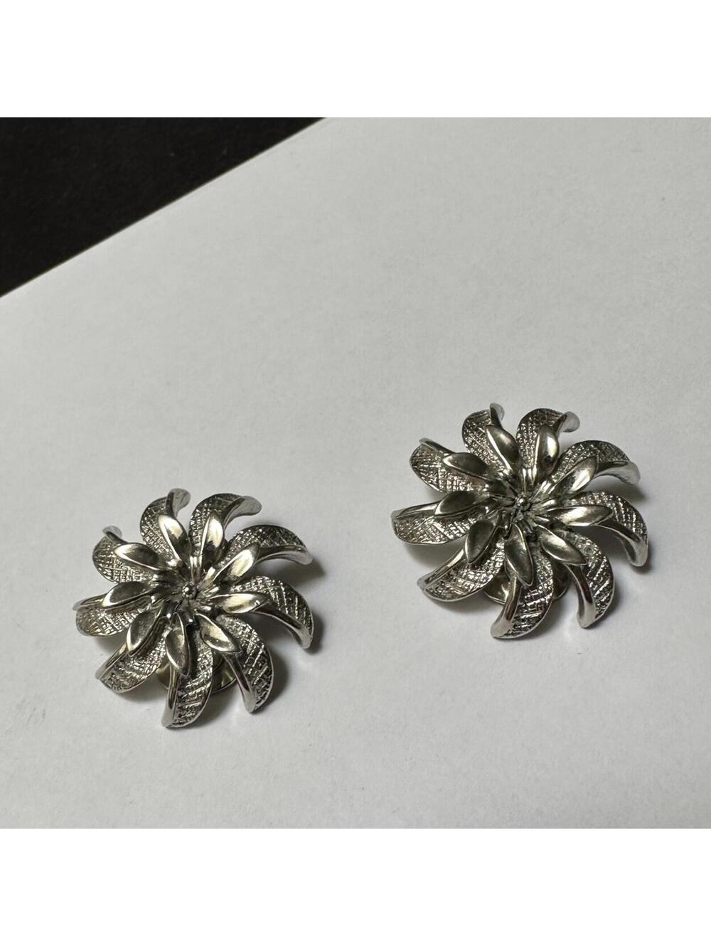 Vintage Kramer Silver Tone Textured Flower Clip On Earrings Signed - Picture 8 of 8